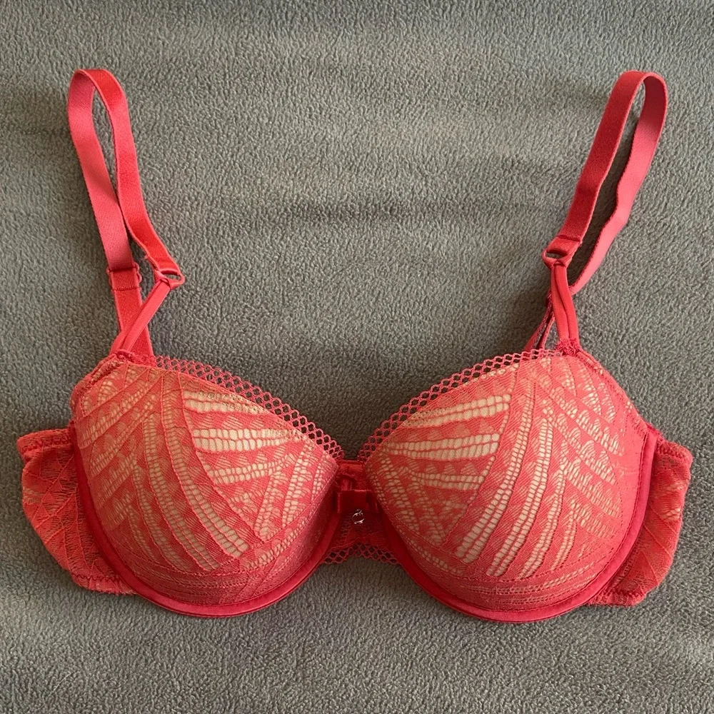 NWOT Chantelle demi, lined underwire bra in coral lace overlay 32D - Picture 1 of 5